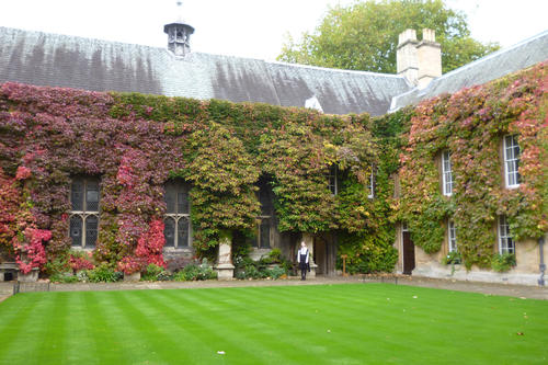 Lincoln College: Der zentrale Innenhof im Herbst – im Hintergrund unsere Autorin im „subfusc“.