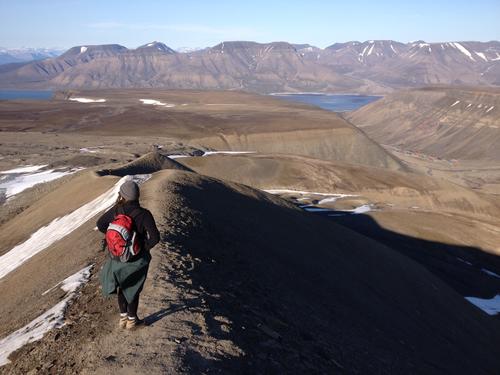 „Das wohl Unwirklichste für mich ist die Natur“, sagt Janna. Hier wandert sie gerade auf den höchsten Berg der Inselgruppe, den Nordenskiöldfjellet.