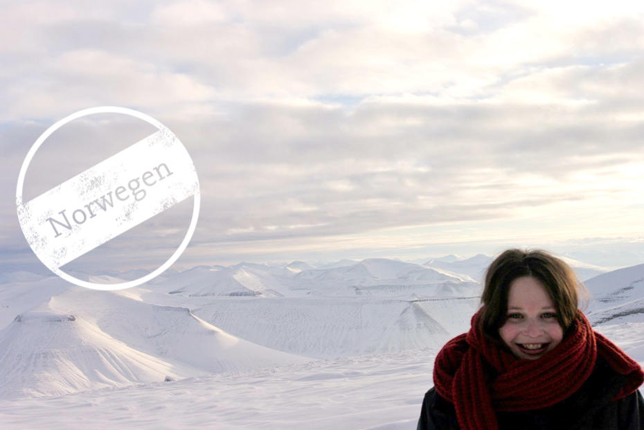 Letztes Licht vor monatelanger Dunkelheit: Janna Einöder vor spitzbergischer Kulisse.