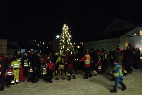 Norwegische Tradition: Der Tanz um den Weihnachtsbaum ist ein Muss - sowohl im Advent als auch an Weihnachten selbst.