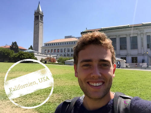 Selfie vor dem Sather Tower, dem Wahrzeichen der University of California, Berkeley. Rechts daneben die Uni-Bibliothek.