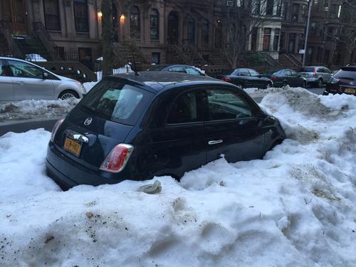Im Januar liegt der der Schnee in New York noch immer so hoch, dass die Autos bis zur Hälfte eingeschneit sind.