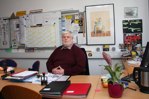 Detlef Brose ist seit 1997 Verwaltungsleiter des Fachbereichs Politik- und Sozialwissenschaften. Für eine humorvolle Ausstattung seines Büros hat er gesorgt, Studierende lässt er immer ein.