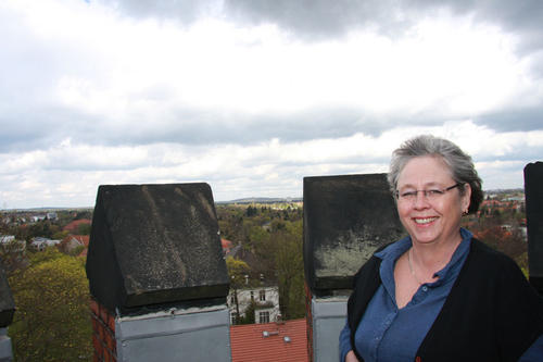 Den Himmel über Berlin im Blick: Angelika Binding auf dem Wetterturm des Meteorologischen Instituts der Freien Universität, im Hintergrund der Teufelsberg.