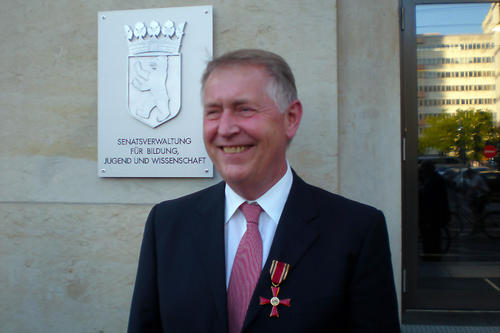 Ausgezeichnet: Professor Brunnberg nach der Verleihung des Verdienstkreuzes am Bande des Verdienstordens der Bundesrepublik Deutschland.