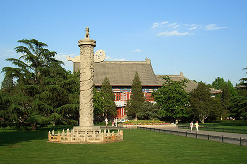 Die Partnerschaft zwischen der Freien Universität Berlin und der Peking University besteht seit 1981. Das Verbindungsbüro in Peking wurde 2007 eröffnet.