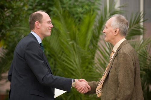 Gratulation durch den Präsidenten der Freien Universität, Professor Peter-André Alt (links).