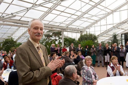 Frank Rosendahl im Kreise seiner Kollegen: Nach 49 Jahren feierte er seinen Abschied mit einer Feier im Botanischen Garten der Freien Universität.