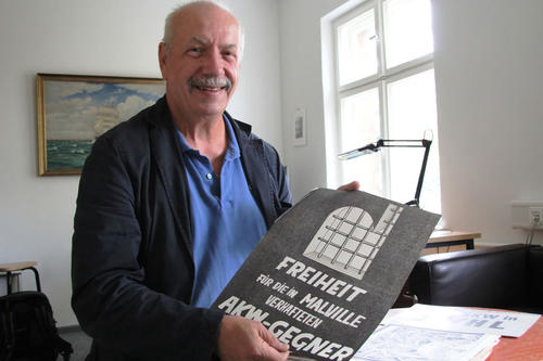 Gerne erinnert sich Lutz Mez an die Zeit der Anti-Atomkraft-Bewegung der 1970er und 1980er Jahre zurück. Poster und Plakate aus dieser Zeit hat der heute 70-Jährige aufbewahrt.