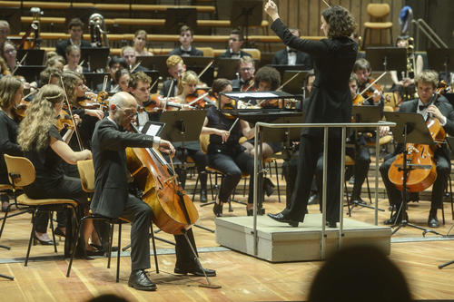 Er spielte Cello – beim Abschiedskonzert in der Philharmonie zum letzten Mal im Orchester des Collegium Musicum, von nun an weiterhin für das Sinfonie-Orchester Schöneberg.