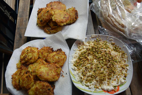 Reibekuchen und Hummus mit Pistazien: Die Teilnehmer von STF-Kocht! zeigen sich gegenseitig ihre Landesküche.
