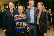 Claus Ropers mit seinen Eltern Claus und Karin Ropers und seiner Schwester Tina Türk.