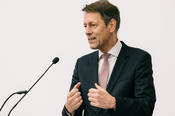 Georg Schütte, Staatsekretär im Bundesministerium für Bildung und Forschung, sieht in der Entwicklung innovativer Untersuchungsmethoden eine Voraussetzung für die Gewinnung hochwertiger Daten.