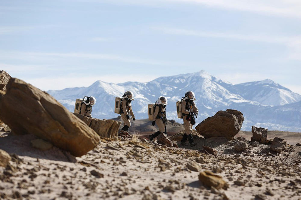 Vier Mitglieder der Mitglieder der Besatzung 125 Euro Moon Mars B Mission: Die Wissenschaftler, Studierenden und Freiwilligen in Raumanzügen simulieren die Arbeitsbedingungen auf dem Roten Planeten.