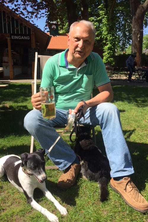 Peter Lange genoss das schöne Wetter. Den Spaziergang mit seinen Hunden unterbrach er für eine Pause im Alten Krug in Dahlem.