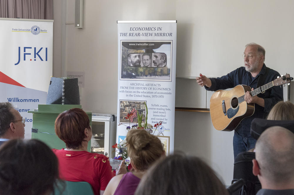 Der US-amerikanische Folks-Sänger John Shreve begleitete die Veranstaltung musikalisch.