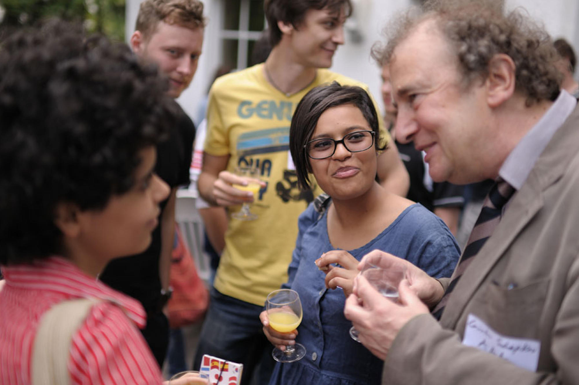 Wie komme ich ins Ausland? Ein Bild stellvertretend für viele: Günter Schepker berät beim sogenannten Go-out-Day im Juni 2014 Studierende.