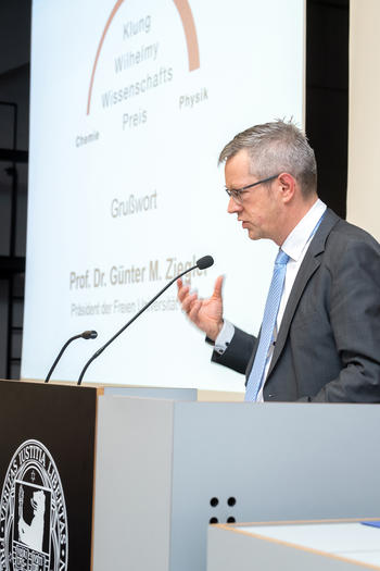 Universitätspräsident Günter M. Ziegler hielt ein Grußwort.