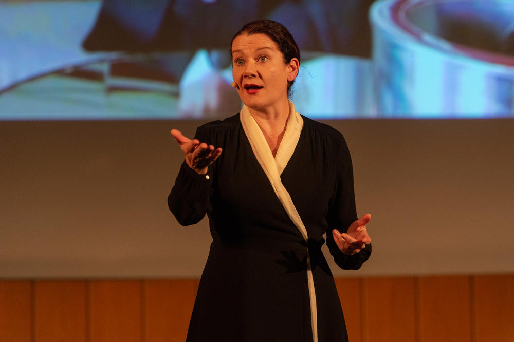 Anita Zieher verkörpert Lise Meitner auf der Bühne des Max-Kade-Auditoriums