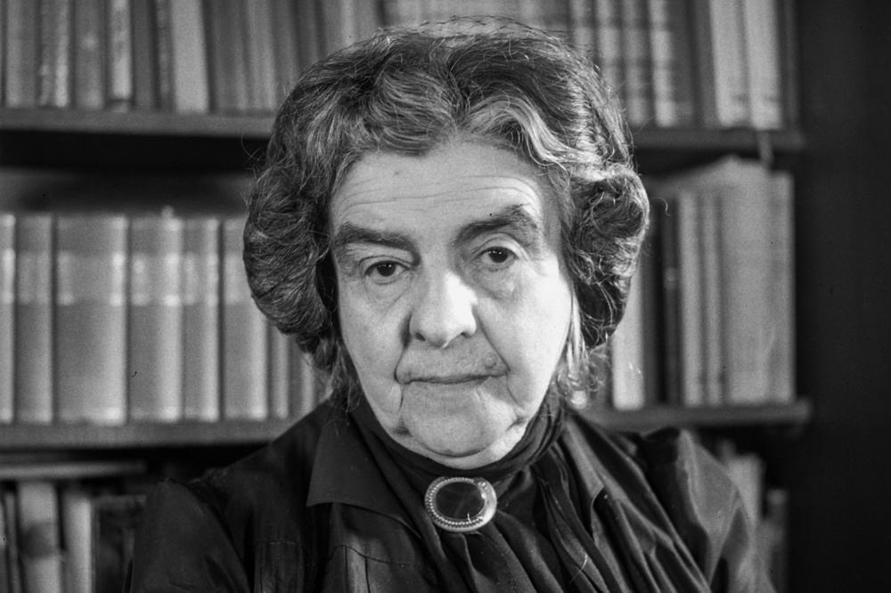 Das Bild zeigt Margarete Susman im Jahr 1947 in Zürich. Im Juni 1959 erhielt sie die Ehrendoktorwürde der Freien Universität Berlin.