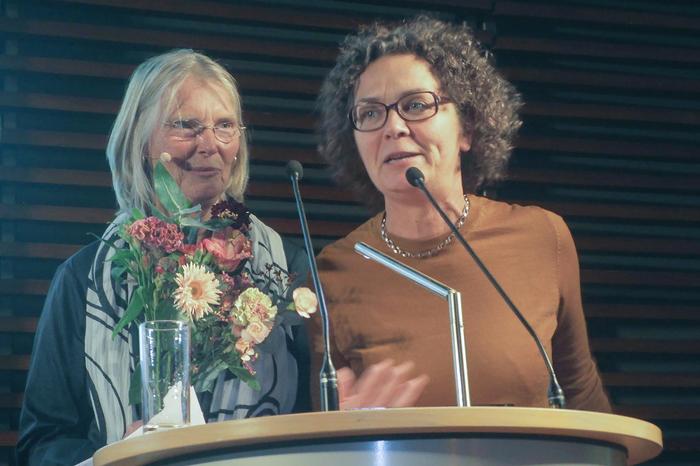 Karen Nölle (l.) und Olga Radetzkaja, Vorstandsmitglied des Deutschen Übersetzerfonds.