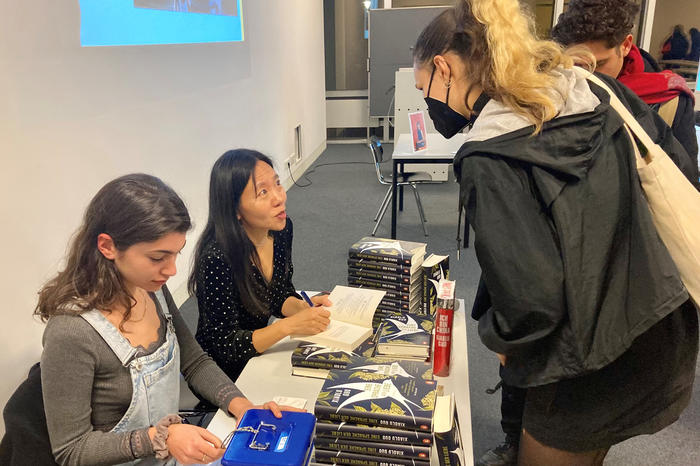 Xiaolu Guo, derzeit Gastprofessorin am Peter Szondi-Institut, signiert ihre Bücher nach der Antrittsvorlesung.