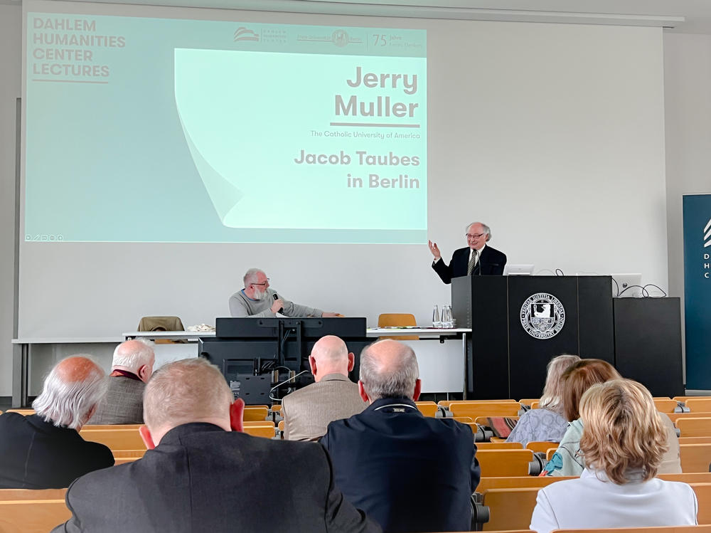 Redner Jerry Muller (rechts) und Moderator Martin Treml: Auf die Frage, wer den Namen Jacob Taubes bereits vor dem Vortrag gekannt habe, meldet sich etwa ein Drittel des Vorlesungssaals.