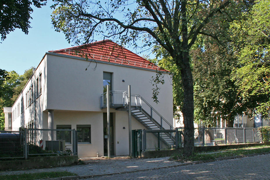 The Institute of Japanese Studies is located in the building at Hittorfstraße 18.