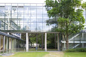 A glass bridge connects the Otto Suhr Institute with the East European Institute and the Institute for Media and Communication Studies.