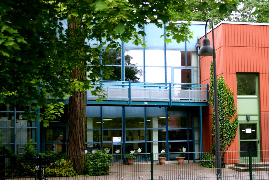 The Institute of Veterinary Physiology is located in Düppel at Oertzenweg 19b. A total of seven different institutes and clinics of the department are located there.