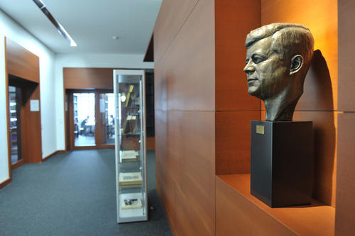 The library of the John F. Kennedy Institute with around 790,000 items is the largest library in Europe specialized in North American media.