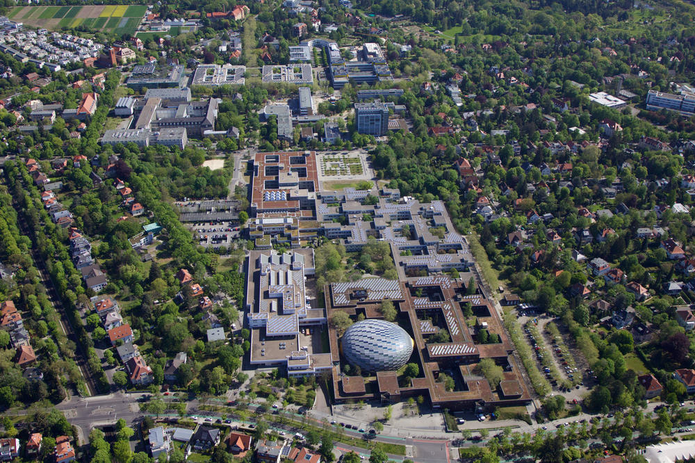 Through various energy-saving measures started in 2001, Freie Universität was able to reduce its energy use over ten years by 25 percent.