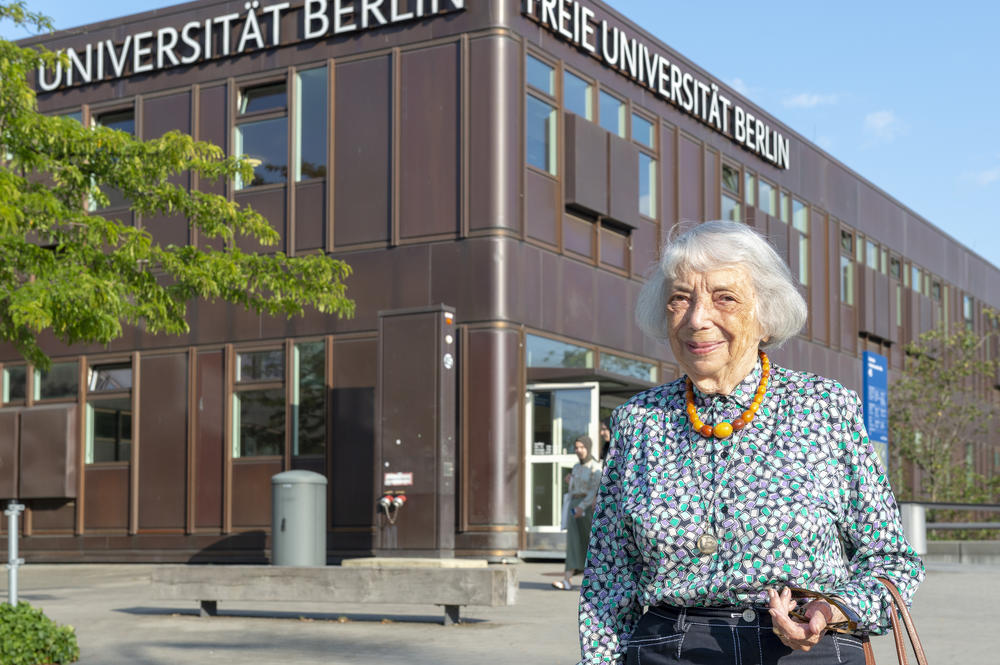 Die Holocaust-Überlebende Margot Friedländer (Jahrgang 1921) hat am 21. August an der Freien Universität über ihre Erinnerung an die Verfolgung als Jüdin durch die Nationalsozialisten gesprochen. Hier sieht man sie vor der Rostlaube.