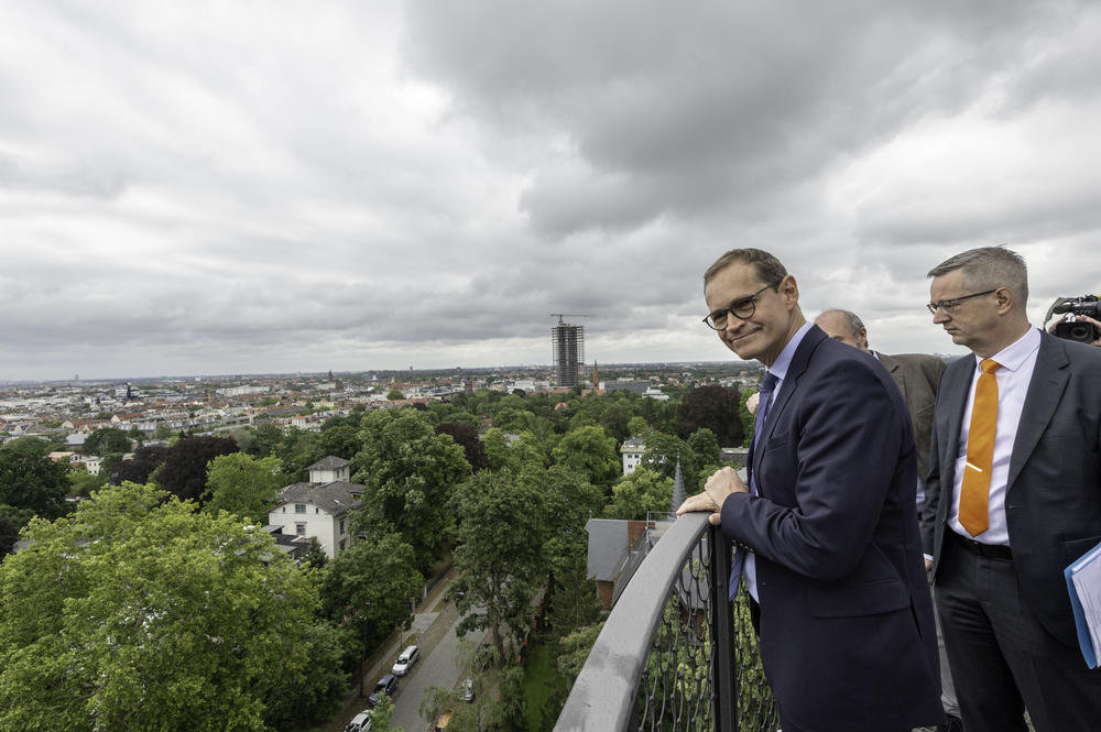One last look over the roofs and treetops of southwestern Berlin before the Governing Mayor continues his summer tour and heads to Charlottenburg.
