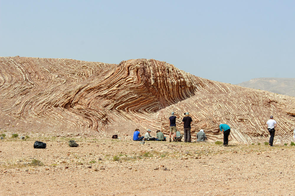 Due to the dry climate in Oman, it is possible to see rock formations such as the “mother of all outcrops.”