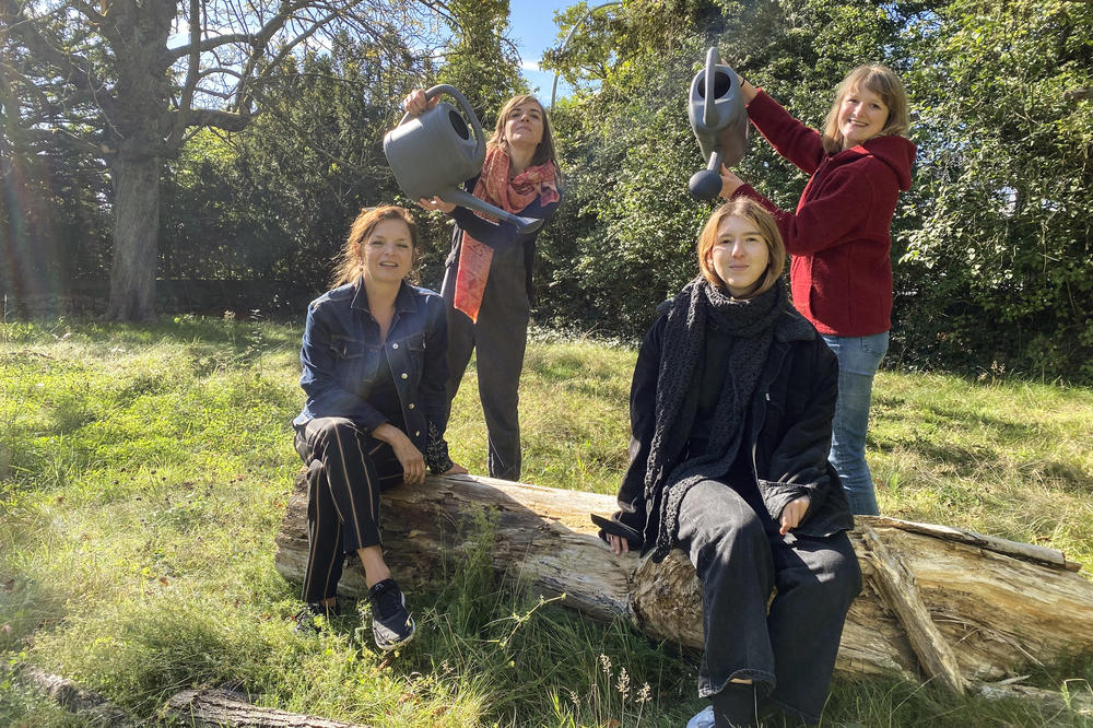 Watering the plants with rainwater – just for fun. The SUSTAIN IT! Initiative team, clockwise from front left: Karola Braun-Wanke, Kathrin Henße, Carolin Bergman, and Léonie Cujé.