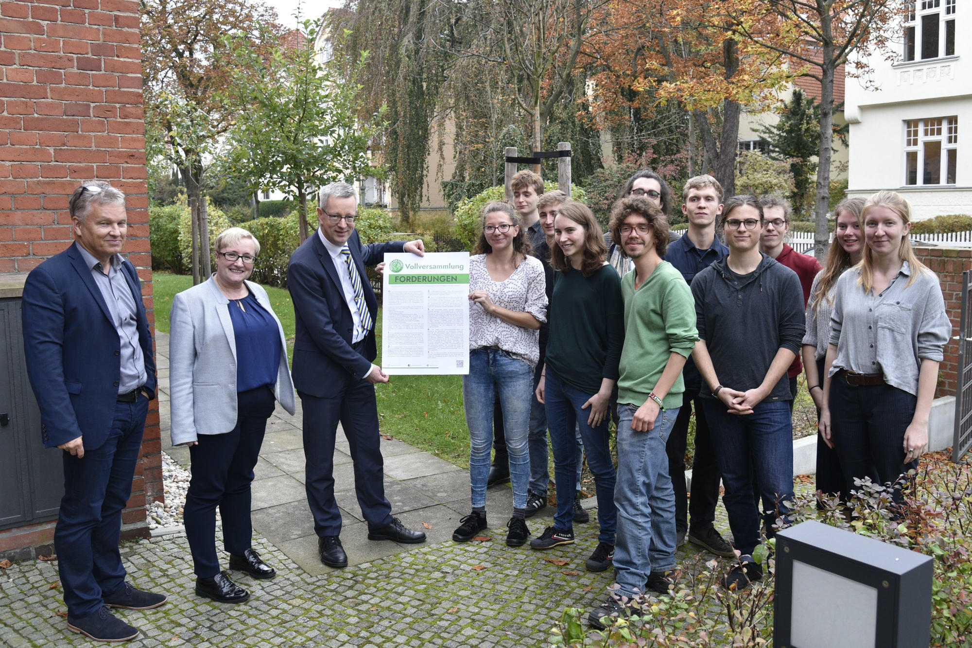 October 21, 2019 – students hand a list of demands to Professor Günter M. Ziegler, the president of Freie Universität. At left: Andreas Wanke, head of the Unit for Sustainability and Energy Management and Professor Verena Blechinger-Talcott, a vice p