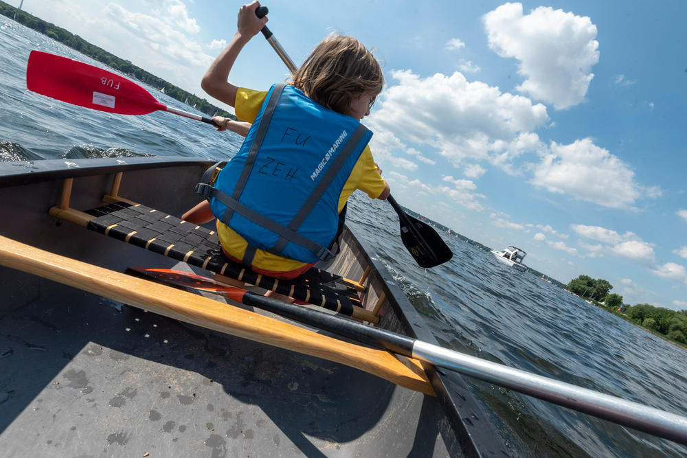 Thanks to UniSport, you can take a canoe out onto Wannsee Lake.