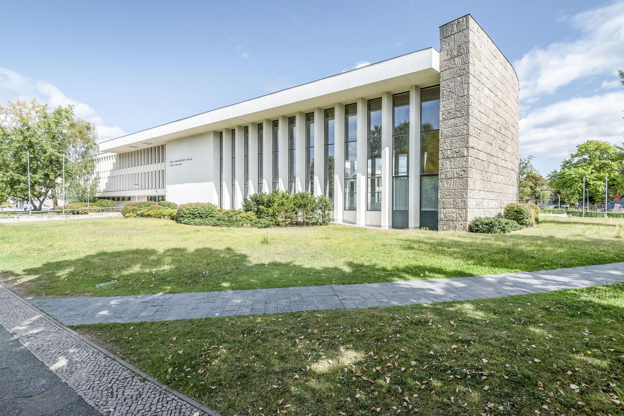 Flooded with light: The Henry Ford Building, connected by a bridge to the University Library, was designed by Franz Heinrich Sobotka and Gustav Müller and built from 1952 to 1954. It was the university’s second new building after the dining hall.