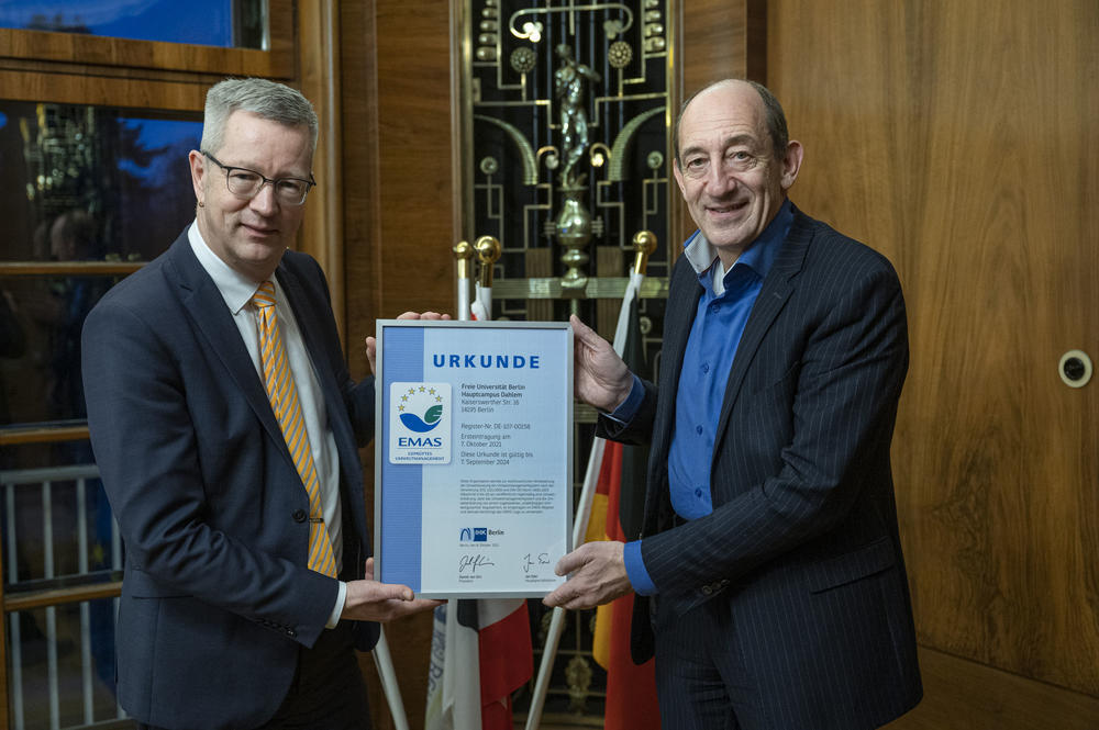 Jan Eder (right), CEO of the Chamber of Commerce and Industry of Berlin (CCI Berlin), presented the EMAS certificate to Professor Günter M. Ziegler, President of Freie Universität.