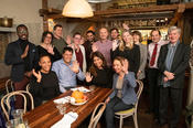 In New York, Freie Universität alumni got together for conversation over food and drinks. Alumna Priya S. Nayar (sitting at the head of the table) helped organize the event on site.