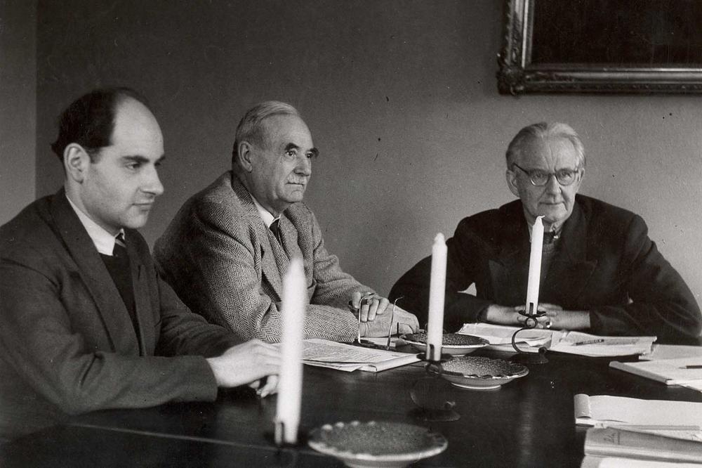 Meeting by candlelight: Horst W. Hartwich, Paul Schäfer, and Edwin Redslob took part in one of the first meetings of the Academic Senate (from left to right / 1948 to 1949).