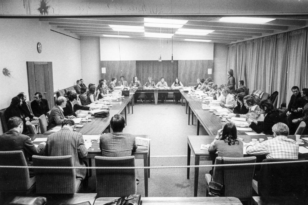 Meeting of the Academic Senate on January 16, 1974: Smoking was still allowed at that time. Stains from paint bags testify to a student protest.