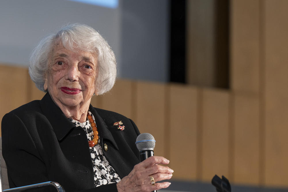 On May 25, 2022, Margot Friedländer received an honorary doctorate from the Department of History and Cultural Studies at Freie Universität Berlin. She is pictured here in the ensuing panel discussion.