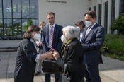 Dean Professor Eun-Jeung Lee greeted the honoree upon her arrival in Dahlem. Center: Professor Paul Nolte; at right: Prof. Dreinhöfer; in background at left: Vincent Bruckmann.