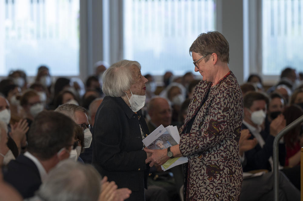 In her speech Berlin Science Senator Ulrike Gote thanked Margot Friedländer in ihrer Rede for reaching out and extending her hand.