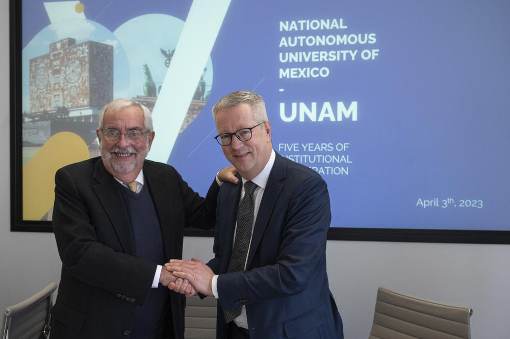 Shaking hands after signing the agreement: Professor Enrique L. Graue Wiechers, rector of UNAM (left), and Professor Günter M. Ziegler, president of Freie Universität Berlin.