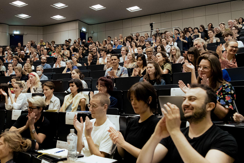 There was a large turnout at the lecture, and in particular, many students attended.