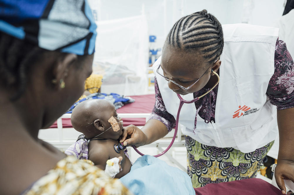 Dr. Adiaratou Dakono examines four-month-old Abdousalam Issa and advises his mother, Saadatou Saminoa (Madarounfa, Niger).