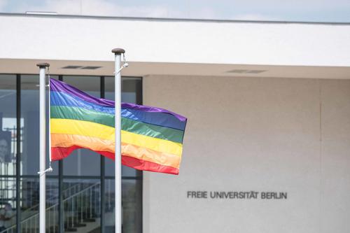 The rainbow pride flag is a symbol of diversity, hope, and acceptance for members of the LGBTINQA++ community. This year will see the intersex-inclusive Progress Pride flag displayed centrally at Freie Universität Berlin for the first time.